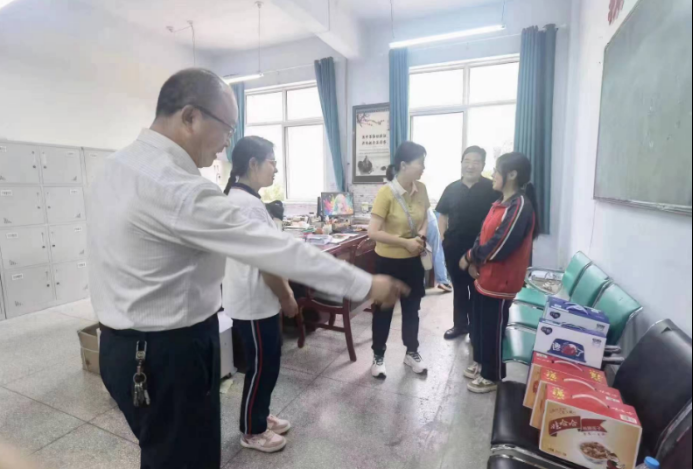 http://www.theflashmobs.com结对帮扶爱心水协—会员单位看望学生